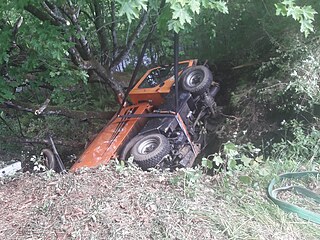 Nehoda v Železné Rudě na Šumavě. Vozidlo údržby silnic spadlo z vozovky a...