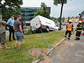 Špatně zabrzděné auto se samovolně rozjelo v sadech 5. května v Plzni a sjelo...
