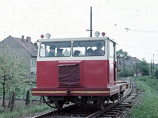U Holzovy ulice na jaře roku 1980. Pro manipulaci s exponáty vznikající...