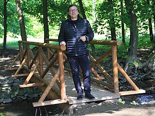 Kastelán zámku Radomír Přibyla u obnoveného mostku