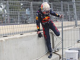 Max Verstappen Velkou cenu Ázerbájdánu po havárii nedokoní.
