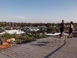 Stení terasa s dokonalým výhledem na stechy okolních luxusních vil a zahrady...
