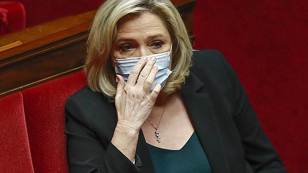 Předsedkyně Národního sdružení Marine Le Penová řeční ve francouzském parlamentu. (1. dubna 2021)