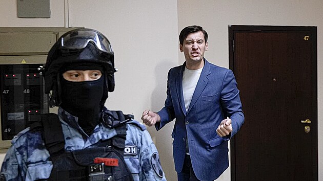 Rusk policie provedla razii u opozinho politika Dmitrije Gudkova (1. ervna 2021)