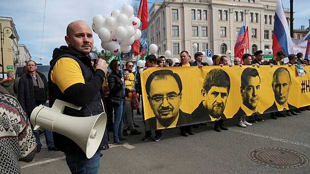 Rusk opozin aktivista Andrej Pivovarov na demonstraci v Petrohrad (1. kvtna 2017)