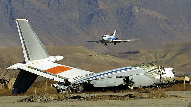Trosky sovtskho letounu na kbulskm letiti. Archivn snmek z roku 2002, kdy byl provoz po mezinrodnm letiti po zpadn invazi obnoven.