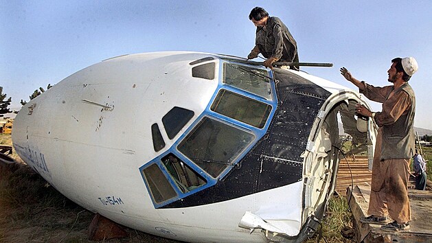 Trosky letounu afghnskch aerolini na kbulskm letiti na snmku z roku 2002. 