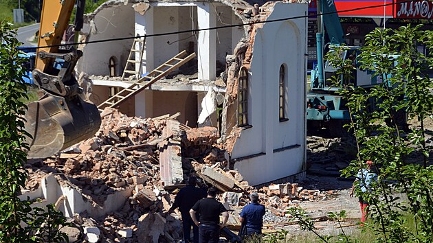 Ve vchodobosensk obci Konjevi Polje nedaleko Srebrenice dnes zbourali pravoslavn kostel, kter vznikl bez stavebnho povolen na pozemku muslimky vyhnan za vlky tamnmi Srby. (5. ervna 2021)