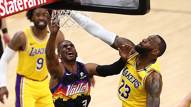 Chris Paul (vlevo) z Phoenixu zakonuje, brn ho LeBron James z Los Angeles Lakers.