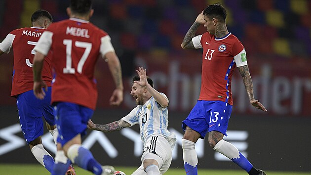 Argentinsk hvzda Lionel Messi bojuje s pesilou hr Chile.