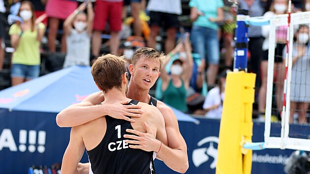 Beachvolejbalist David Schweiner (elem) a Ondej Perui po vhe nad Italy.