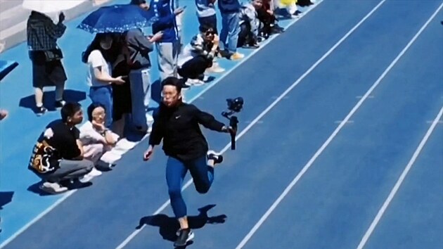 Chy�te ho! Kameraman b�el rychleji ne� sprinte�i