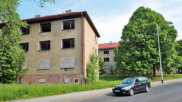 V Sokolově začala rekonstrukce bytových domů u kina Alfa. Momentálně se pracuje ve třech domech v ulici Pod Háječkem, postupně navážou i další objekty v ulicích Heyrovského a Sokolovská. (7. června 2021)