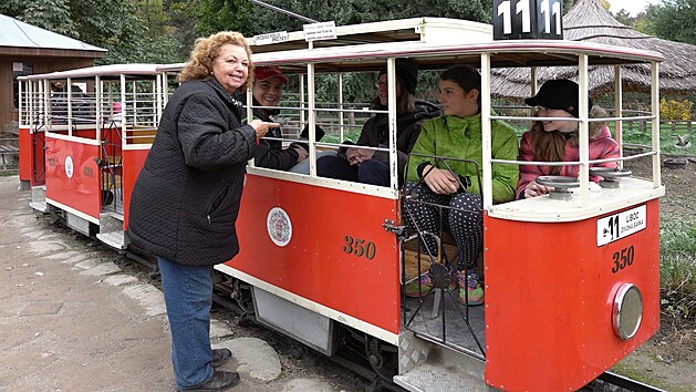 Na snímku z října 2016 je Jaroslava Paldusová, která tramvaj 43 let obsluhovala. V roce 1976 atrakci postavil její manžel Vratislav Paldus.