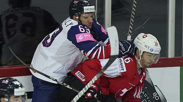 Britský hokejista Brendan Connoly v souboji se švýcarským kapitánem Raphaelem Diazem.
