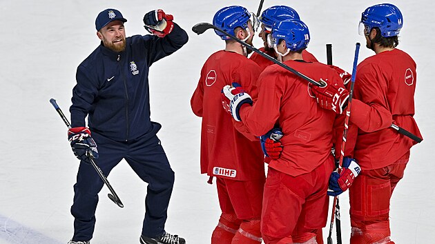 Trnink esk hokejov reprezentace ped tvrtfinle s Finskem. Kou Filip Pen se raduje spolen s hri z glu.