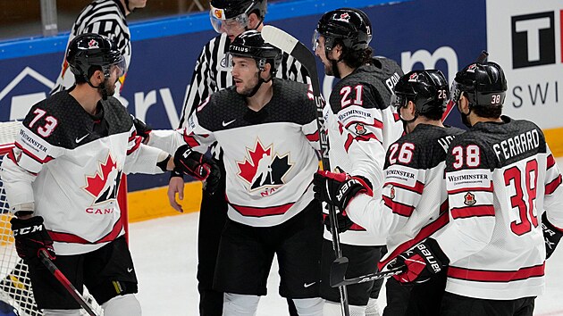 Brandon Pirri (vlevo) slaví se spoluhráči vedoucí gól Kanady.