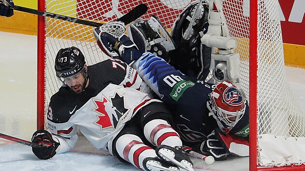 Kanadský hokejista Brandon Pirri se po vstřelení branky nepříjemně střetl s brankářem USA Calem Petersenem.