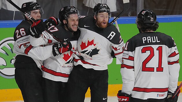 Kanadsk hokejista Justin Danforth (uprosted vpravo) slav tvrt gl v sti USA, pijd mu gratulovat spoluhr Nick Paul.
