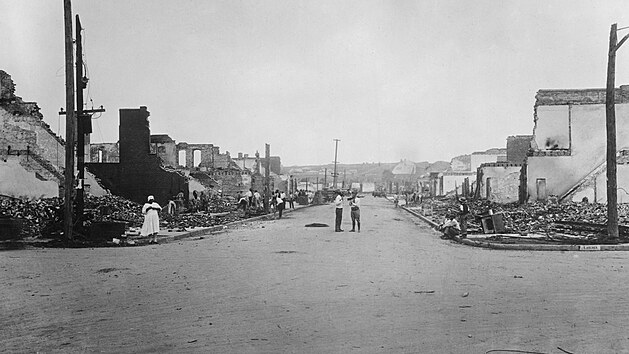 Pohled na znienou ulici v afroamerick sti msta Tulsa v Oklahom po udlostech z 1. ervna 1921.