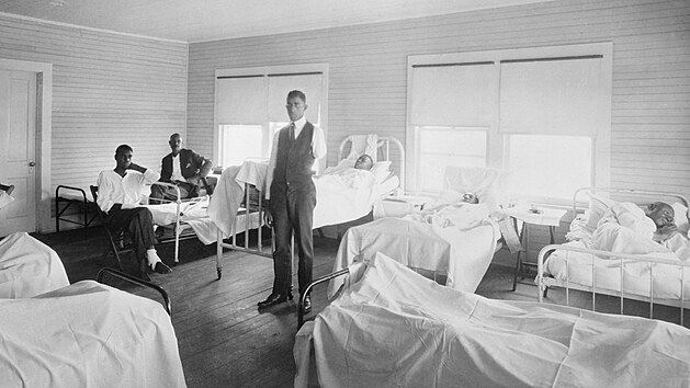 Pacienti v nemocnici ervenho ke po udlostech ve mst Tulsa v Oklahom 1. ervna 1921.