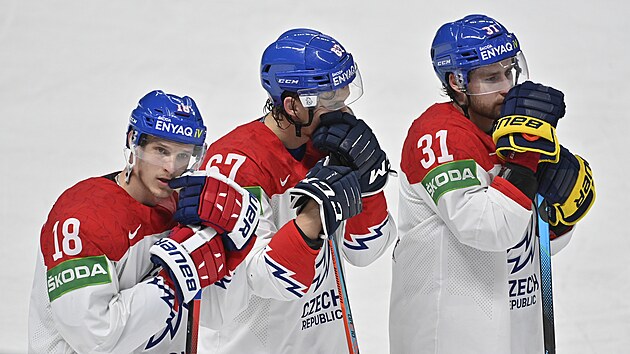 ZKLAMÁNÍ. Čeští hokejisté (zleva) Dominik Kubalík, Jiří Smejkal a Lukáš Klok po prohraném čtvrtfinále MS 2021 s Finskem