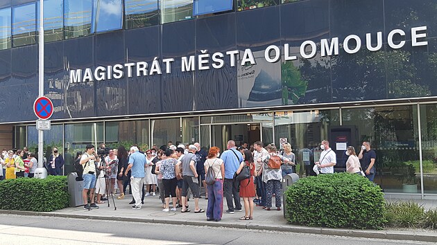 V napjat� atmosf��e na olomouck�m zastupitelstvu prob�ral p�evod byt� n�jemn�k�m z Topolov�, Rumunsk�, Sladkovsk�ho a Jir�skovy ulice.