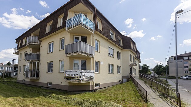 Lidé částečně financovali výstavbu družstevních bytů v Olomouci a dále platili nájem, kterým podle smluv byty spláceli. Ulice Topolová.