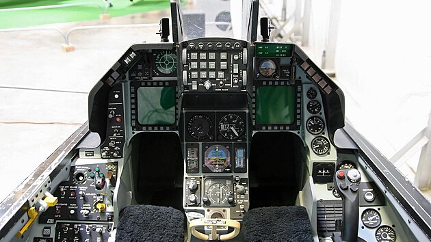 Pohled do kokpitu F-16 ukazuje generační rozdíl proti F-4.
