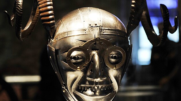 Velká záhada. Groteskní helma krále Jindřicha VIII. pořád ukrývá tajemství.