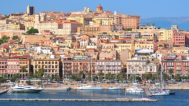 Takto můžete spatřit panoráma Cagliari, největšího města Sardinie, jen z horní paluby lodě zakotvené v tamějším přístavu.