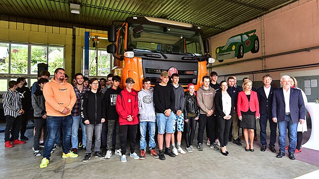 Žáci Středního odborného učiliště Valašské Klobouky smontovali v rámci projektu Tatra do škol Tatru Phoenix 6x6.