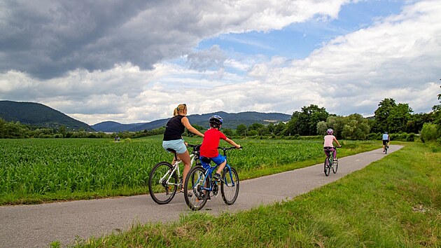 Cyklostezka Bevlava spojuje jižní Valašsko se Slovenskem. Na snímku úsek vedoucí do slovenské obce Hornie Srnie.