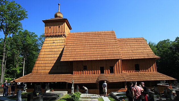 Zvenku vypad devn kostel pesn jako ten, kter ped necelmi tymi lety vyhoel vinou t h. Jeden z nich byl mladistv, u soudu si za in vyslouil 3,5 roku vzen. Jeho zletil komplicov pak 8 a 9 let. Zaplatit by pachatel mli vce ne 19 milion korun za zpsobenou kodu(6. ervna 2021).