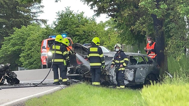 U Dolní Lomnice se srazily auto s motorkou. Řidič motocyklu zemřel, obě vozidla po nárazu shořela (6. června 2021)