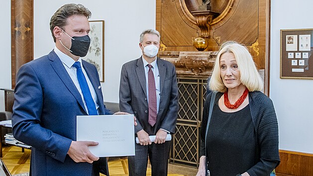 Slo�en�m slibu nov� poslankyn� Olgy Sommerov� za�ala �tern� jedn�n� Sn�movny. (1. �ervna 2021)