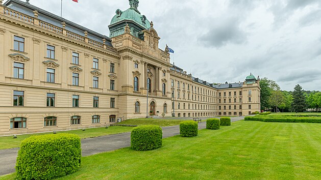 Strakova akademie je eklekticky novobarokn budova na levm behu Vltavy na Mal Stran v Praze. Jej pilehl zahrada projde rozshlou rekonstrukc. Na snmku souasn stav zahrady.