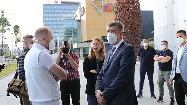 Premiér Andrej Babiš (ANO) dnes odpoledne u očkovacího centra v pražském O2 universu převzal od maďarského ministra zahraničí Pétera Szijjártóa 41.000 dávek vakcíny proti covidu-19. (4. června 2021)