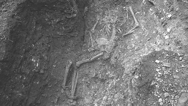 Archeologové v Británii vykopali pozůstatky spoutaného otroka