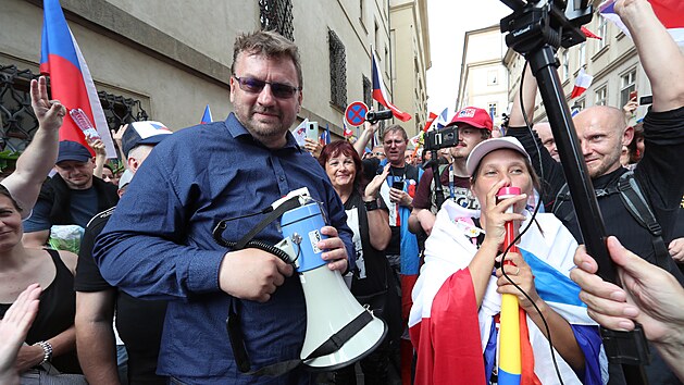 Hnut Chcpl PES ve stedu demonstruje v Praze proti novele zkona o ochran veejnho zdrav. Novela je podle nj protistavn, skryt zavd covid pas a omezuje prva a svobody oban. Hnut vad tak opaten proti koronaviru. Na fotce poslanec Lubomr Voln. (9. ervna 2021)