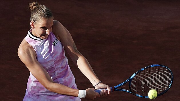 Karolna Plkov se opr do bekhendu v prvnm kole Roland Garros.