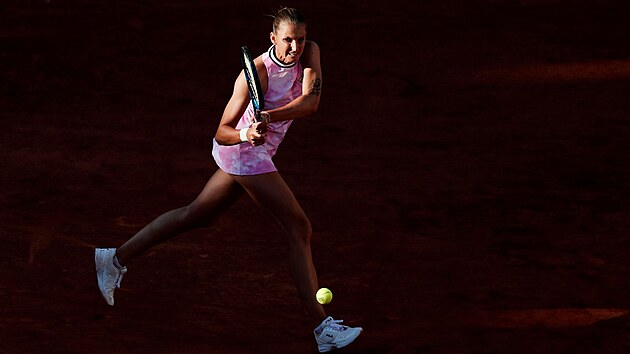 Karolna Plkov dobh k bekhendu v prvnm kole Roland Garros.