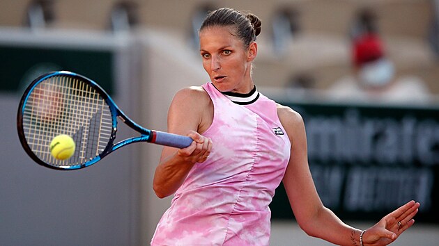 Karolna Plkov hraje forhend v prvnm kole Roland Garros.