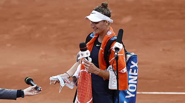 Markta Vondrouov pebr funkn mikrofon po postupu do osmifinle Roland Garros.