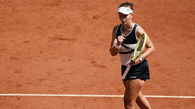 Barbora Krejkov se povzbuzuje v osmifinle Roland Garros.