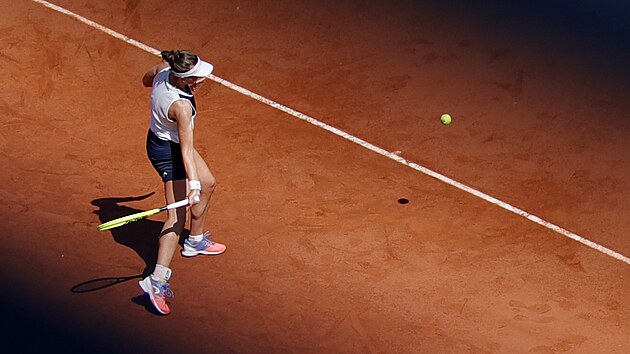 Barbora Krejkov hraje forhend v osmifinle Roland Garros.