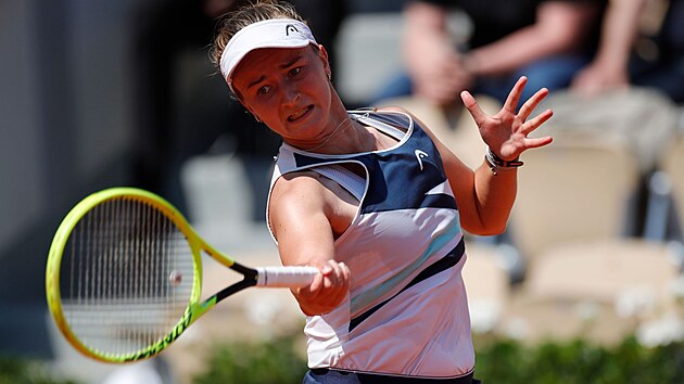 Barbora Krejkov se sousted na forhend v osmifinle Roland Garros.