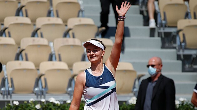 Barbora Krejkov se raduje z postupu do tvrtfinle Roland Garros.