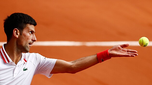 Srb Novak Djokovi podv v osmifinle Roland Garros.