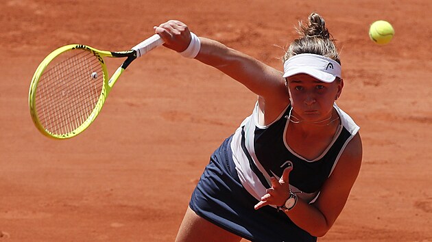 Barbora Krejkov podv ve tvrtfinle Roland Garros.